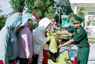 ប៉ុស្តិ៍ការពារព្រំដែន Vinh Hai ប្រគល់អំណោយជូនជនរួមជាតិខ្មែរក្នុងឱកាសទិវាបុណ្យឯករាជ្យជាតិ ថ្ងៃទី ២ ខែកញ្ញា